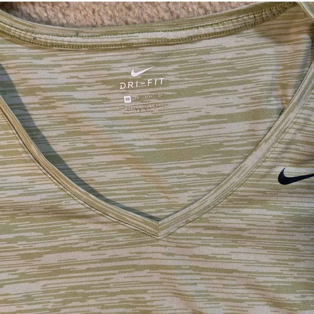 Lot of 4 Nike v-neck Dri-Fit short sleeve workout shirts size XS - Picture 4 of 5